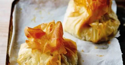 Курка, моцарела та песто у філо листках