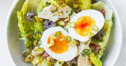 Салат з куркою та фісташками