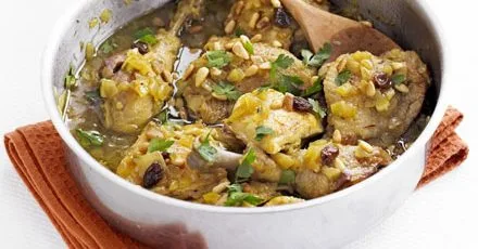 Курка з шафраном, родзинками та кедровими горішками