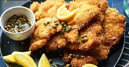 Курячі шніцелі з коричневим маслом та каперсами