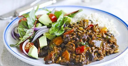 Chilli beef with black beans and avocado salad