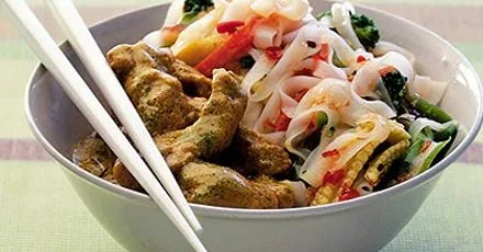 Чилі з кокосовою свининою та овочевим локшиновим салатом