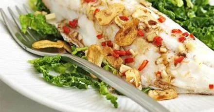 Steamed bass with garlic & chilli