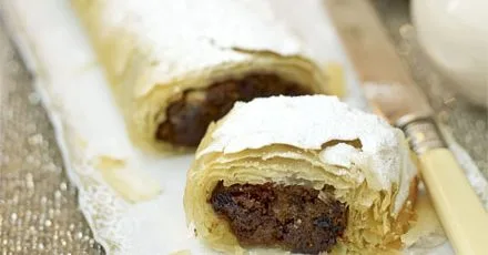 Christmas pudding strudel