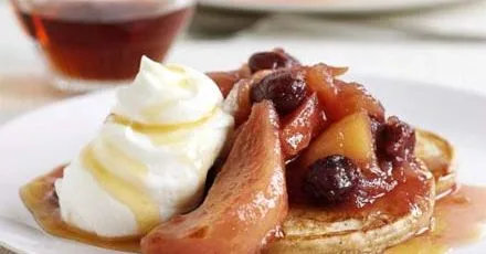 Cinnamon pancakes with compote & maple syrup