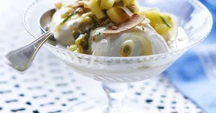 Кокосове морозиво з манго та маракуєю