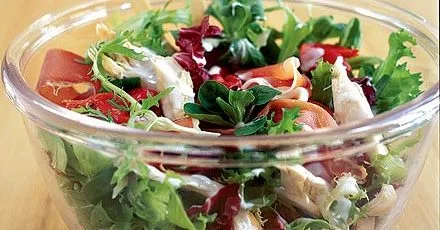 Континентальний салат з куркою та перцем