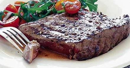 Стейки з коріандром, томатами та руколою