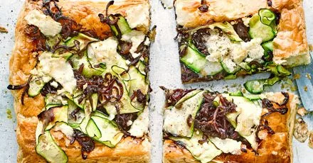 Тарт з цукіні та карамелізованою червоною цибулею у листковому тісті