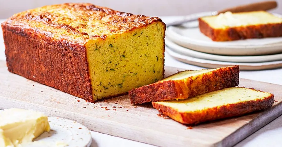 Кукурудзяний хліб з кабачком і чедером
