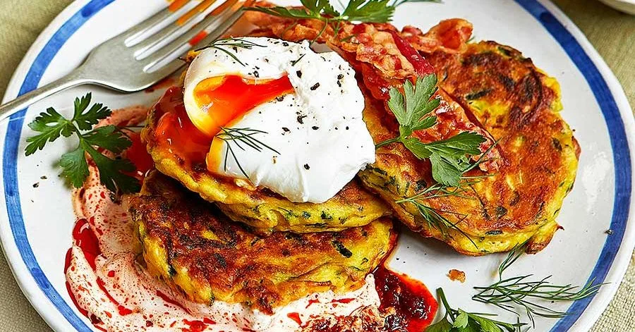 Кабачкові оладки з рікоттою, пашотованими яйцями та йогуртом з харіссою