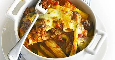 Запіканка з кабачками, ковбасками та рігатоні