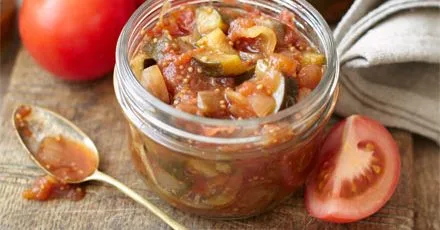 Courgette chutney with tomato