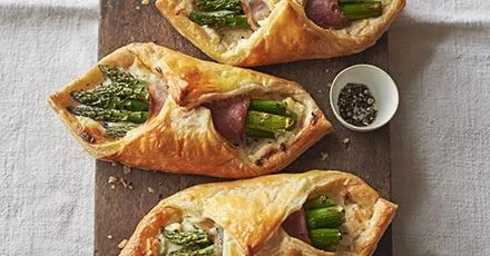 Creamy asparagus puffs