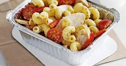 Creamy pesto & chicken pasta salad