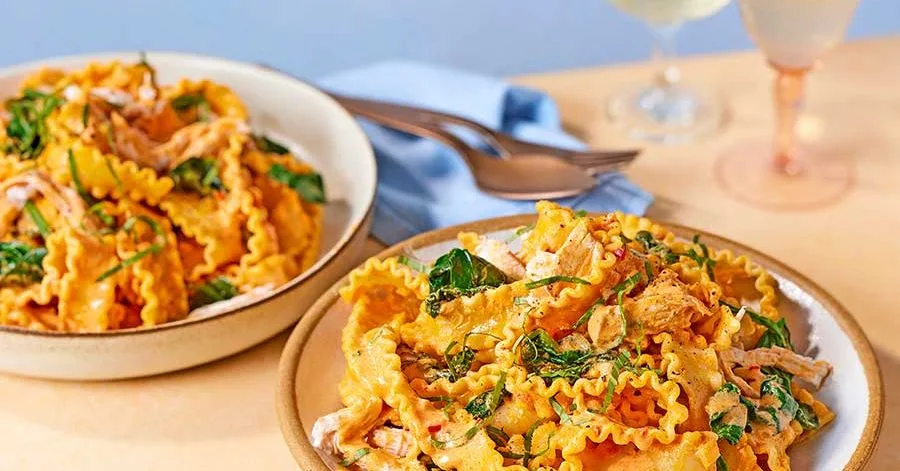 Creamy spinach, basil and chicken pasta