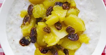 Creamy yogurt porridge with apple & raisin compote