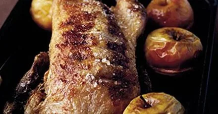 Хрустка качка з запеченими яблуками