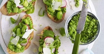 Crostini with pea purée, rocket & broad beans