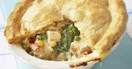 Крихкий пиріг з куркою та овочами