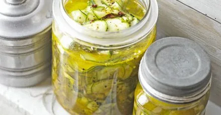 Crunchy courgette pickle