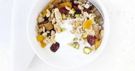 Crunchy fruit & nut cereal