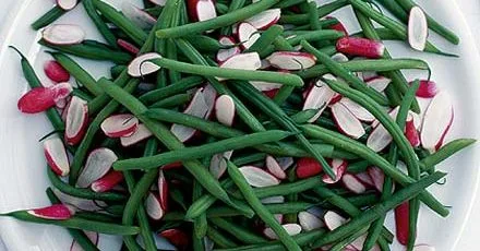 Crunchy green beans with radishes