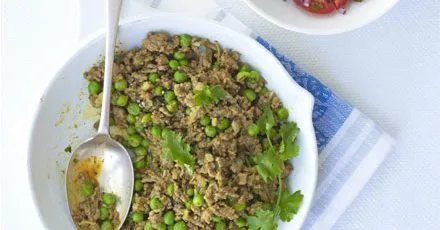 Карі з ягнятиною та горохом, салат з помідорами та цибулею