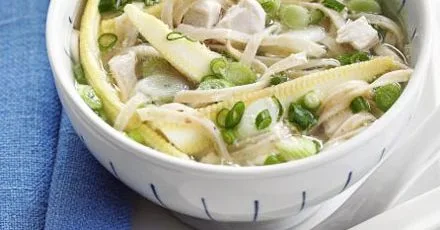 Курячий суп з яйцем і локшиною
