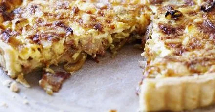 Кіш без яєць з сиром і беконом