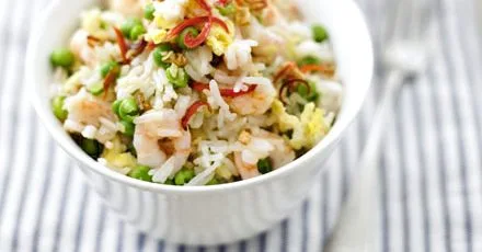 Egg fried rice with prawns & peas