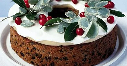 Elegant berry wreath cake