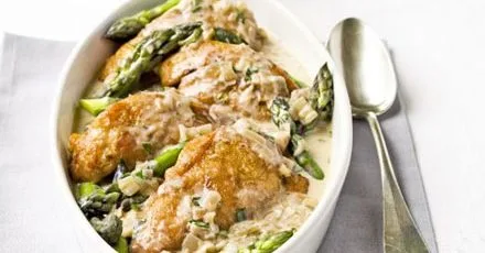 Flambéed chicken with asparagus