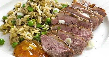 Ароматні качині грудки з дикою рисовою пловом