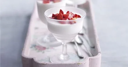 Мус з нежирного творогу та полуничним соусом