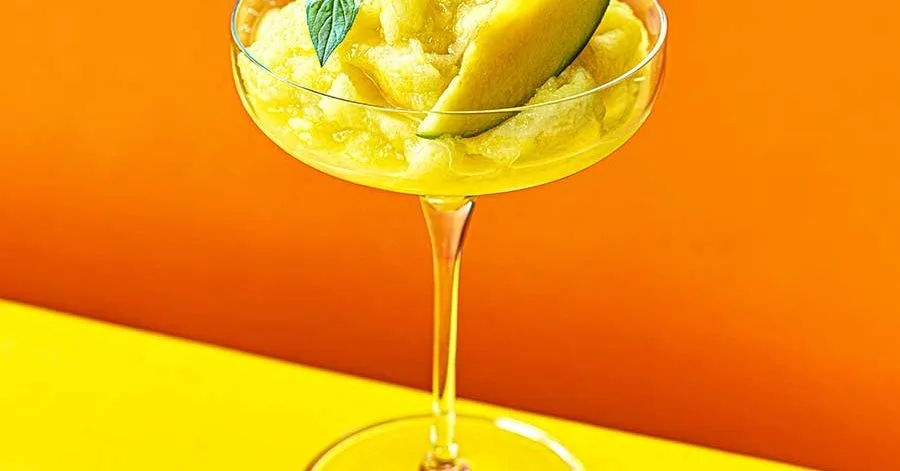 Морозний манговий дайкірі