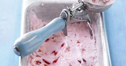 Strawberry frozen yogurt