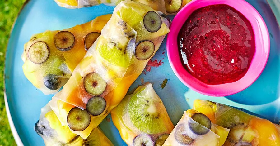 Фруктові ролли з рисового паперу з соусом‑кулі