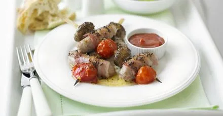 Шашлики з ковбасою, беконом і грибами