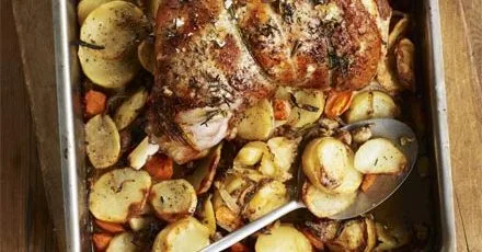 Запечений ягня з гарячим гарніром з картоплі