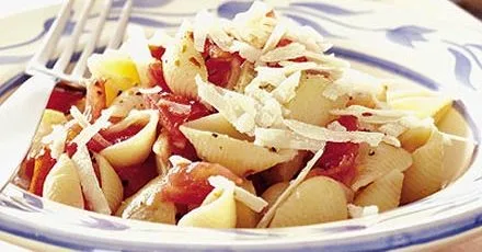 Garlicky tomato pasta