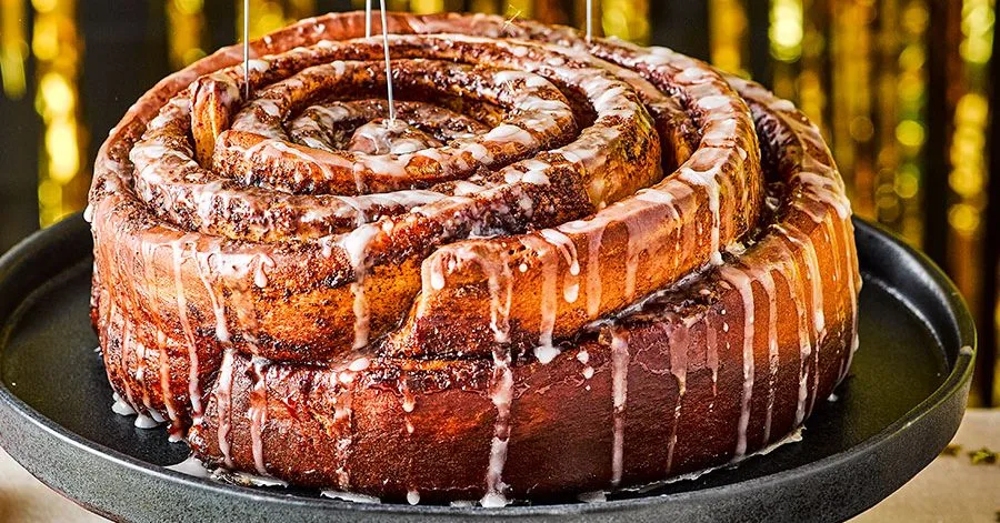 Велика булочка з корицею