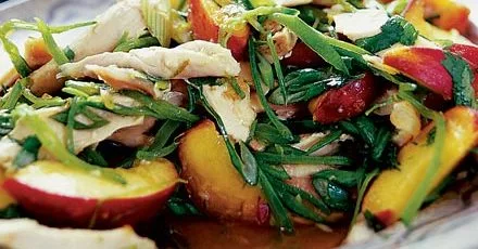 Салат з імбирною куркою та персиками