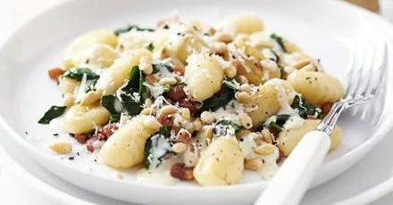 Gnocchi with pancetta, spinach & Parmesan cream