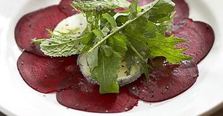 Goat's cheese & beetroot salad