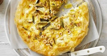 Тарт з козячим сиром, зеленою цибулею та фундуком