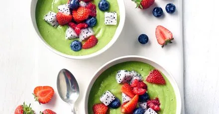 Green rainbow smoothie bowl