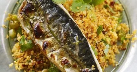 Скумбрія на грилі з харисою та кускусом з кінзою