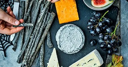 Хелловінська сирна дошка з моторошними крекерами