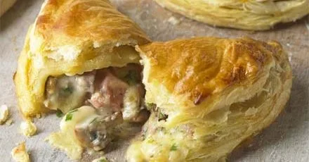 Пиріжки з шинкою, сиром і грибами